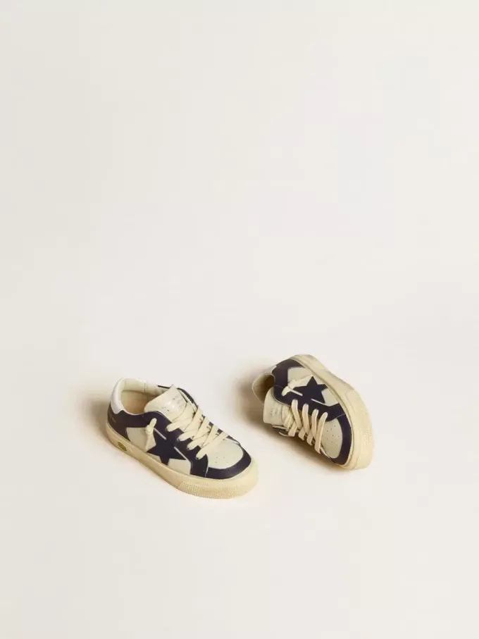 Modèle Young May en cuir blanc et bleu avec étoile et languette au talon en cuir