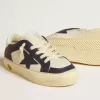 Modèle Young May en cuir blanc et bleu avec étoile et languette au talon en cuir