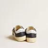 Modèle Young May en cuir blanc et bleu avec étoile et languette au talon en cuir