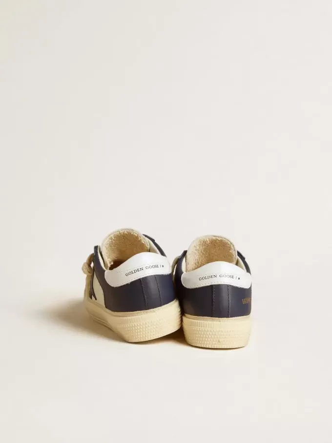 Modèle Young May en cuir blanc et bleu avec étoile et languette au talon en cuir
