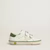 Modèle Young Old School en cuir blanc avec languette arrière en nappa vert et empiècement vert.