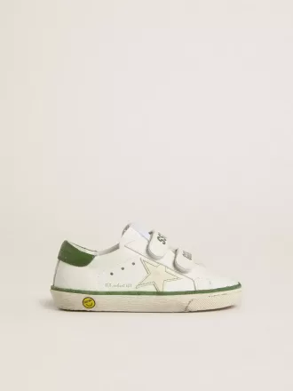 Modèle Young Old School en cuir blanc avec languette arrière en nappa vert et empiècement vert.