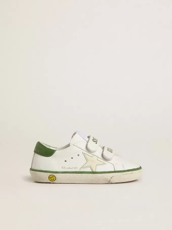 Modèle Young Old School en cuir blanc avec languette arrière en nappa vert et empiècement vert.