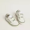 Modèle Young Old School en cuir blanc avec languette arrière en nappa vert et empiècement vert.