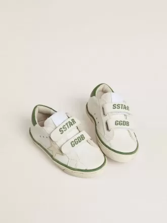 Modèle Young Old School en cuir blanc avec languette arrière en nappa vert et empiècement vert.