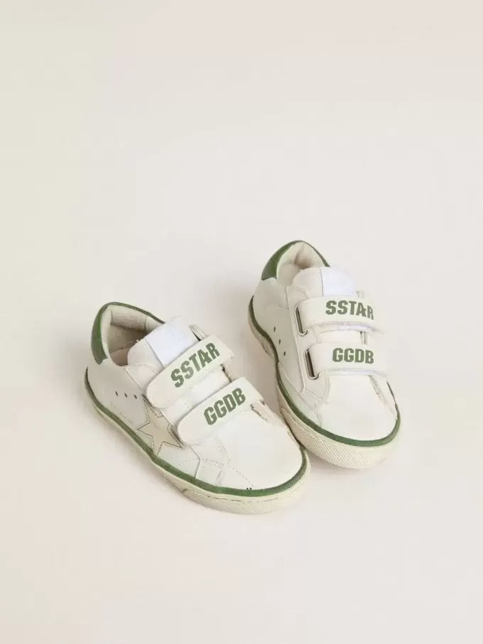 Modèle Young Old School en cuir blanc avec languette arrière en nappa vert et empiècement vert.
