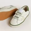 Modèle Young Old School en cuir blanc avec languette arrière en nappa vert et empiècement vert.