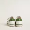 Modèle Young Old School en cuir blanc avec languette arrière en nappa vert et empiècement vert.
