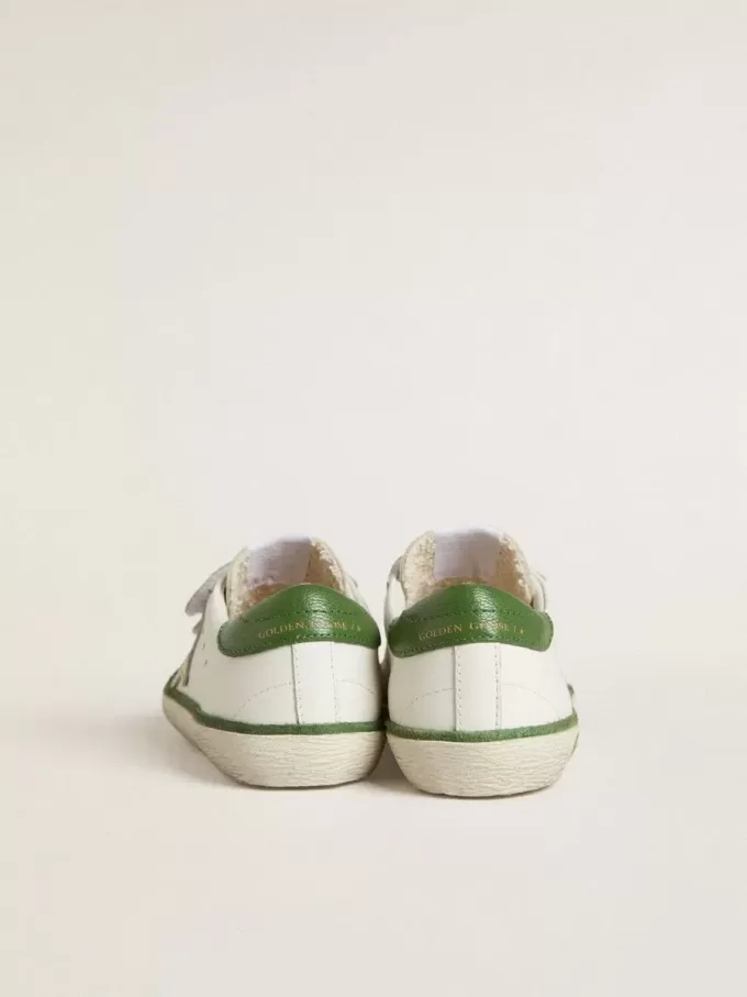 Modèle Young Old School en cuir blanc avec languette arrière en nappa vert et empiècement vert.