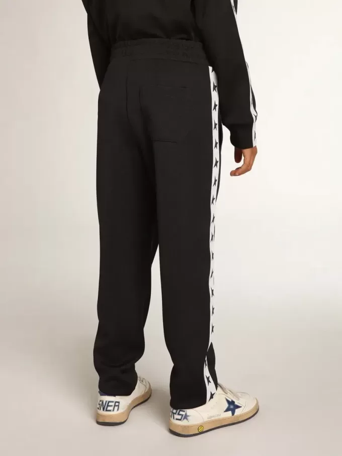 Pantalon de jogging bleu foncé avec bande blanche et étoiles contrastées