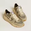 Running Sole en daim gris avec étoile blanche et languette blanche au talon