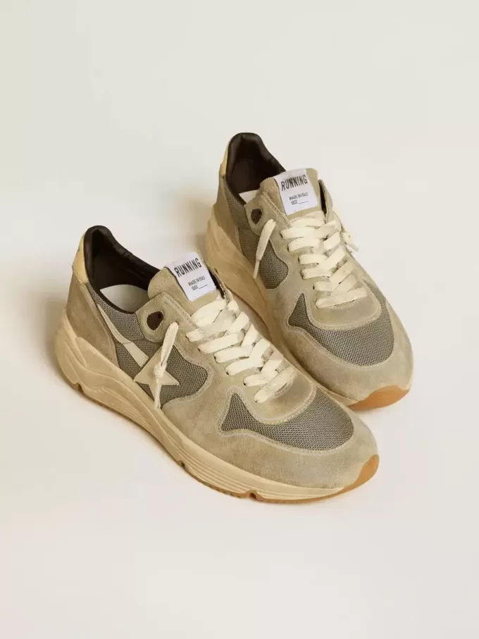 Running Sole en daim gris avec étoile blanche et languette blanche au talon