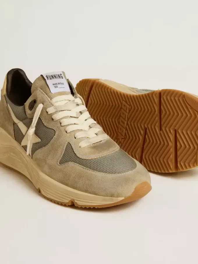 Running Sole en daim gris avec étoile blanche et languette blanche au talon