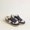 Running Sole en maille crème et cuir bleu avec une étoile en cuir blanc