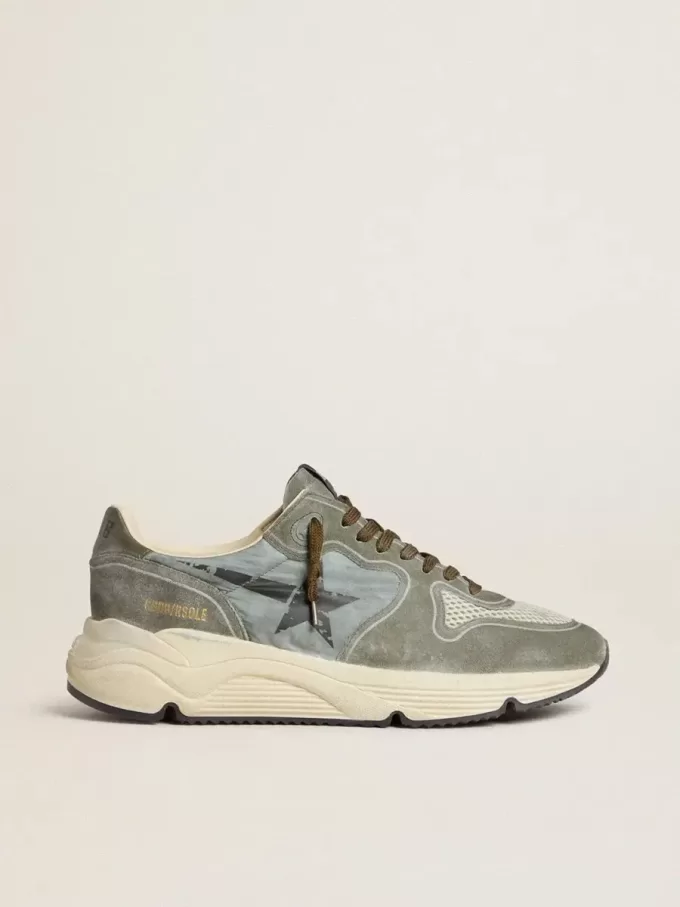 Running Sole pour homme en nylon bleu clair avec étoile noire et languette en cuir vert au talon Running Sole pour homme en nylon bleu clair avec étoile noire et languette en cuir vert au talon