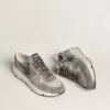 Running Sole pour homme en nylon bleu clair avec étoile noire et languette en cuir vert au talon Running Sole pour homme en nylon bleu clair avec étoile noire et languette en cuir vert au talon