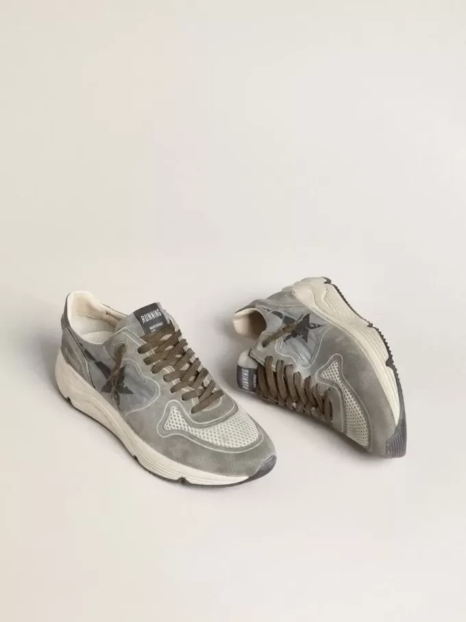 Running Sole pour homme en nylon bleu clair avec étoile noire et languette en cuir vert au talon Running Sole pour homme en nylon bleu clair avec étoile noire et languette en cuir vert au talon