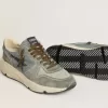 Running Sole pour homme en nylon bleu clair avec étoile noire et languette en cuir vert au talon Running Sole pour homme en nylon bleu clair avec étoile noire et languette en cuir vert au talon