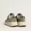 Running Sole pour homme en nylon bleu clair avec étoile noire et languette en cuir vert au talon Running Sole pour homme en nylon bleu clair avec étoile noire et languette en cuir vert au talon