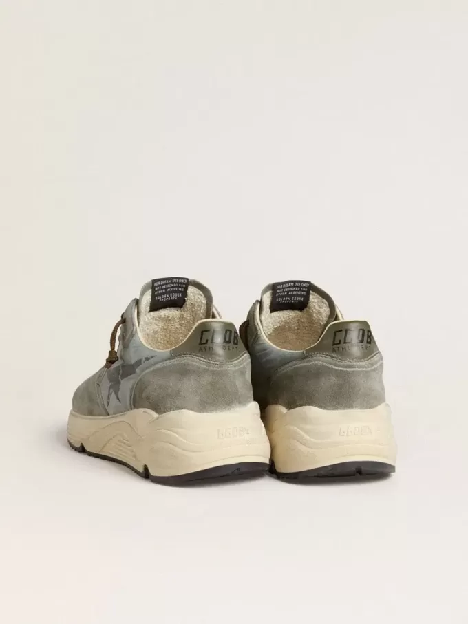 Running Sole pour homme en nylon bleu clair avec étoile noire et languette en cuir vert au talon Running Sole pour homme en nylon bleu clair avec étoile noire et languette en cuir vert au talon