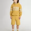 Short de jogging pour enfant jaune ocre avec broderie