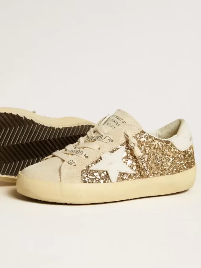 Super-Star Junior dorée pailletée avec étoile et languette au talon en cuir blanc Super-Star Junior dorée pailletée avec étoile et languette au talon en cuir blanc