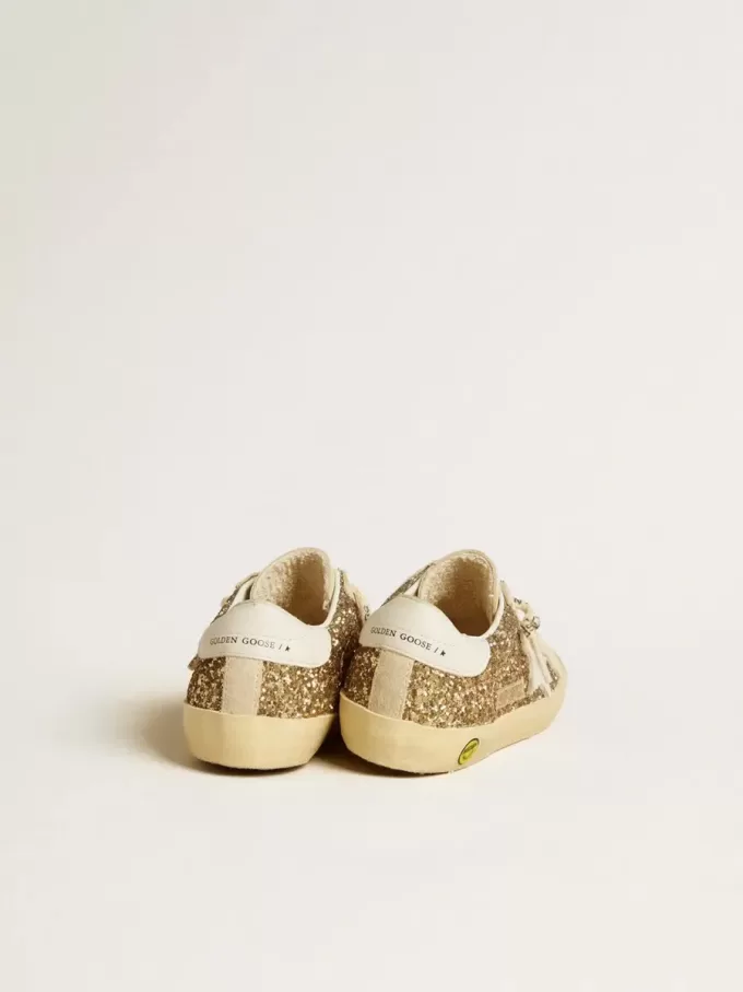 Super-Star Junior dorée pailletée avec étoile et languette au talon en cuir blanc Super-Star Junior dorée pailletée avec étoile et languette au talon en cuir blanc