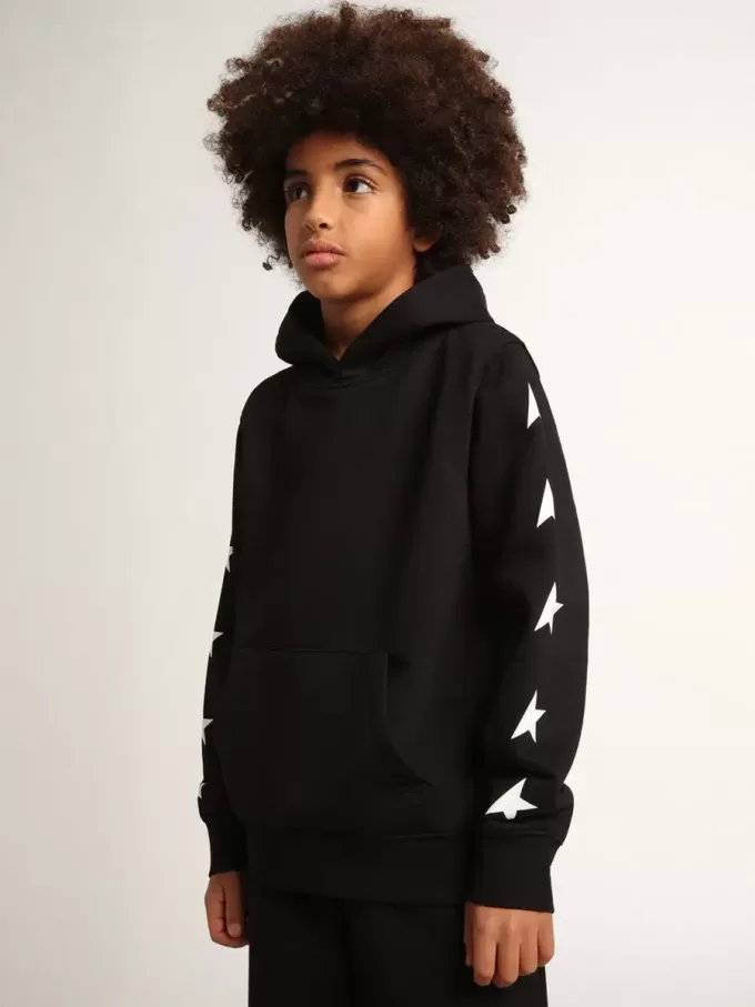Sweat-shirt à capuche pour garçon, de couleur noire avec des étoiles blanches contrastantes Sweat-shirt à capuche pour garçon, de couleur noire avec des étoiles blanches contrastantes