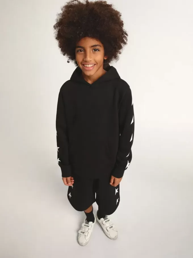 Sweat-shirt à capuche pour garçon, de couleur noire avec des étoiles blanches contrastantes Sweat-shirt à capuche pour garçon, de couleur noire avec des étoiles blanches contrastantes