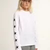 T-shirt blanc à manches longues avec étoiles noires contrastées