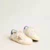 Young Super-Star en cuir nappa avec étoile beige et languette bleue au talon Young Super-Star en cuir nappa avec étoile beige et languette bleue au talon